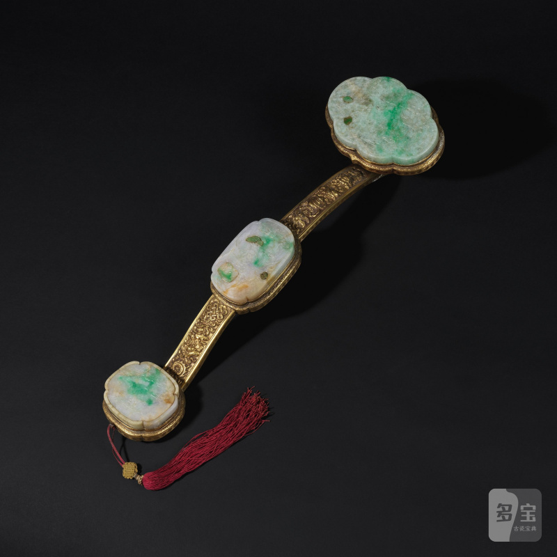 清 十九世紀末 鎏金銅嵌翡翠八吉祥如意 | GRAND SCEPTRE RUYI EN BRONZE DORÉ INCRUSTÉ DE JADEITE - 图7